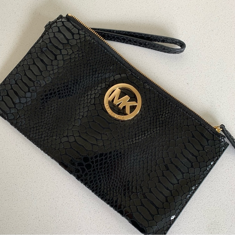MICHAEL KORS LARGE ZIP WRISTLET bag black